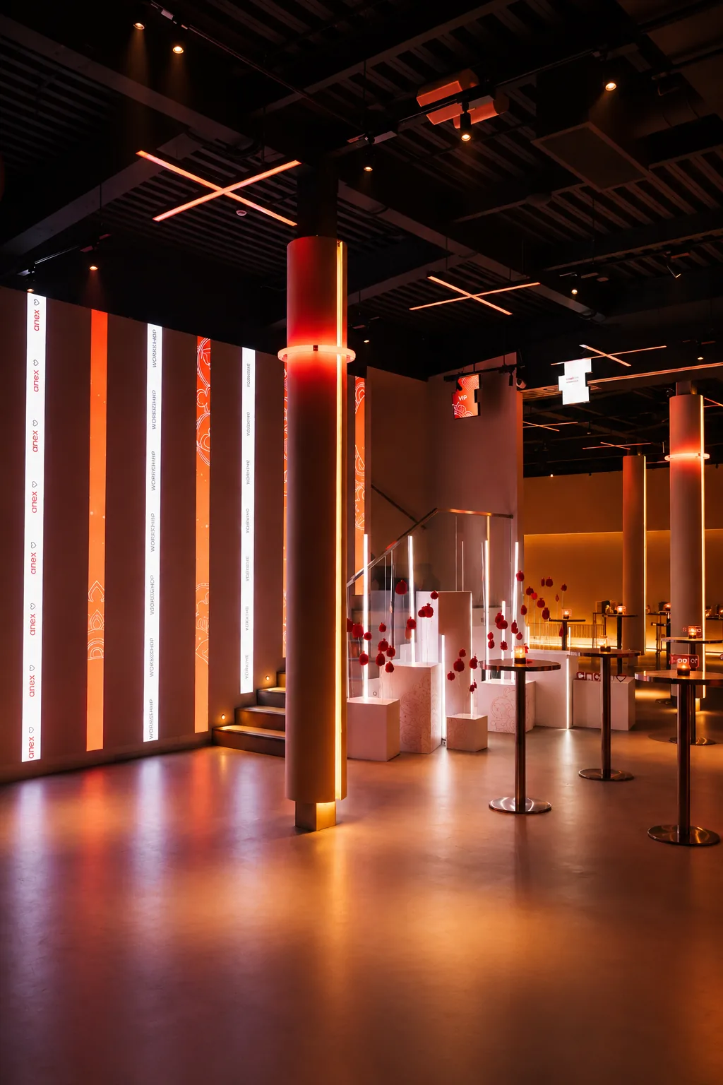 Welcome-зона в фойе Connect: LED-колонны и коктейльные столы перед мероприятием